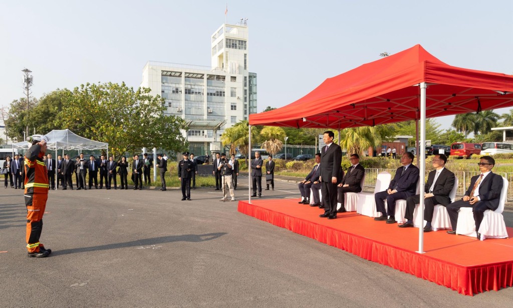 香港跨境救援隊指揮官黃鎮業（左）向應急管理部部長王祥喜（右）匯報。