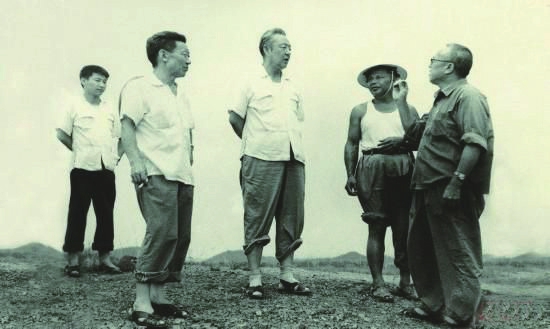 1978年，習仲勛（中)在廣東惠陽農村調研。新華網