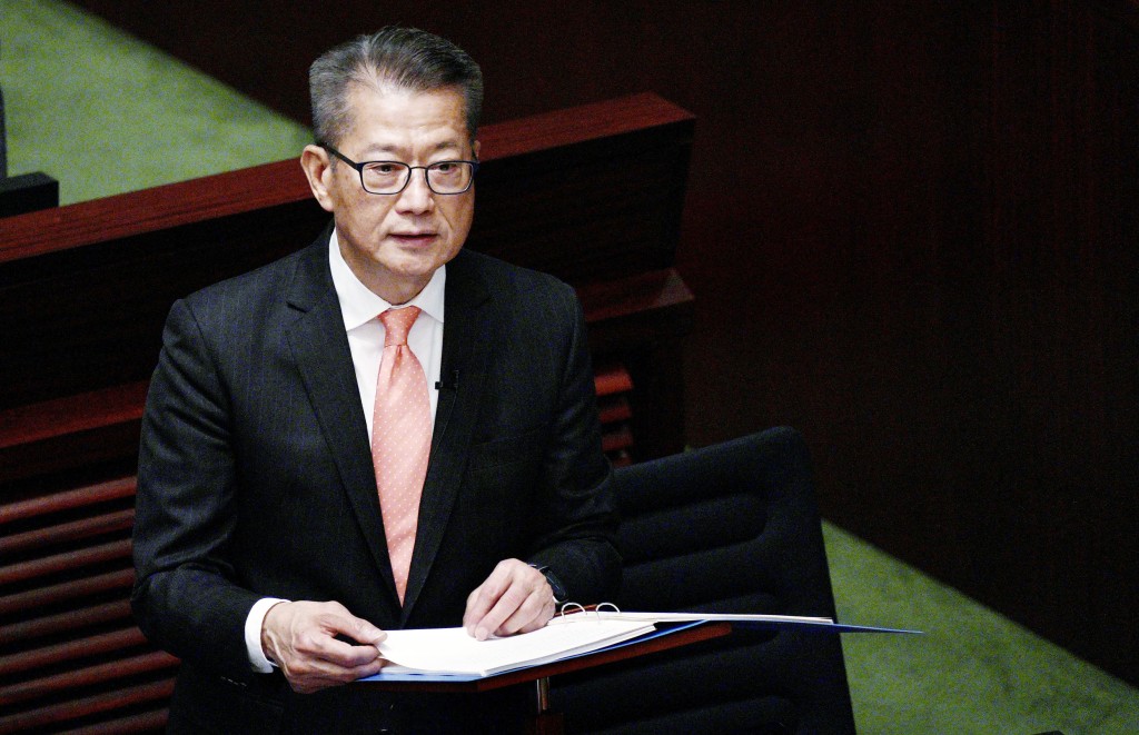 陳茂波在立法會宣讀財政預算案。歐樂年攝