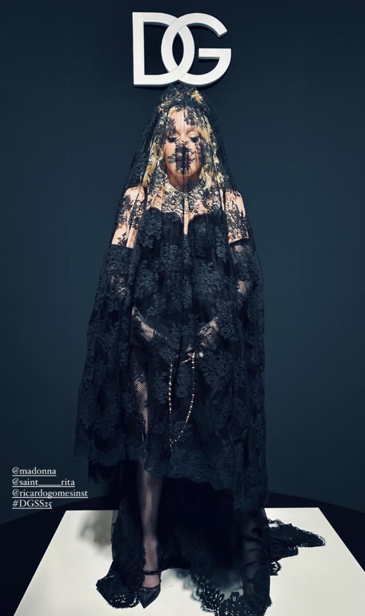 麥當娜（Madonna）身穿黑色喱士裙搭配頭紗，性感又神秘。（IG截圖）