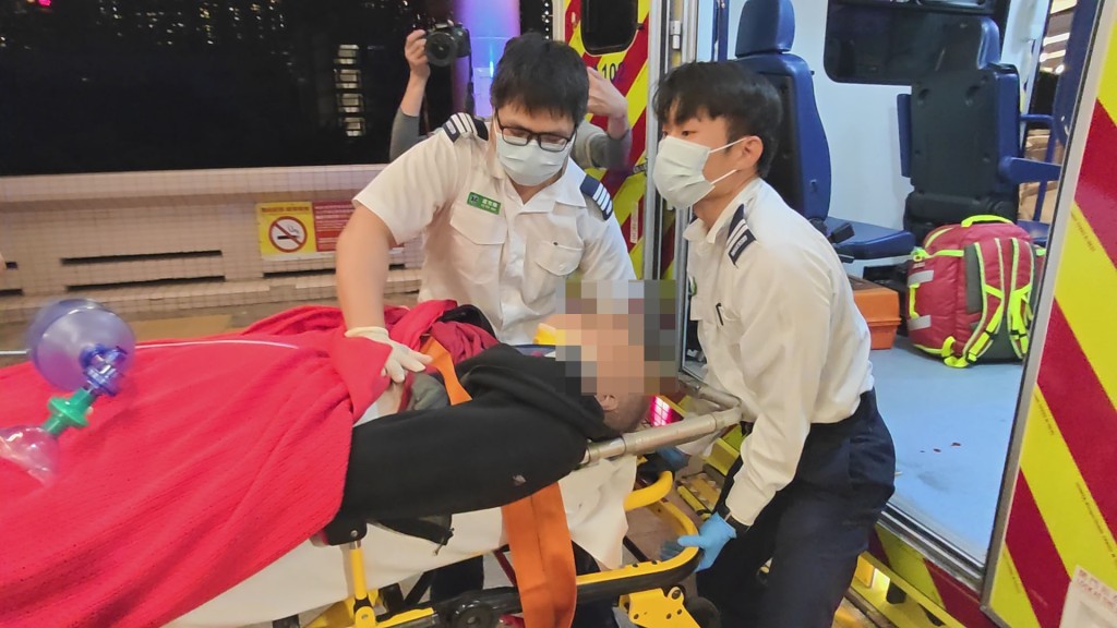  女子送院搶救後，最終不治。黃文威攝 