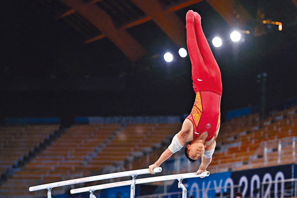鄒敬園於男子雙槓有出色發揮。