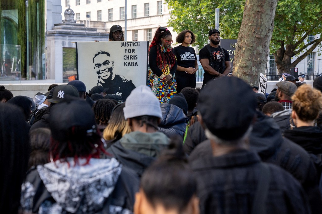  「黑人的命也是命」的示威者本月初在倫敦市中心為卡巴默哀一分鐘。路透社