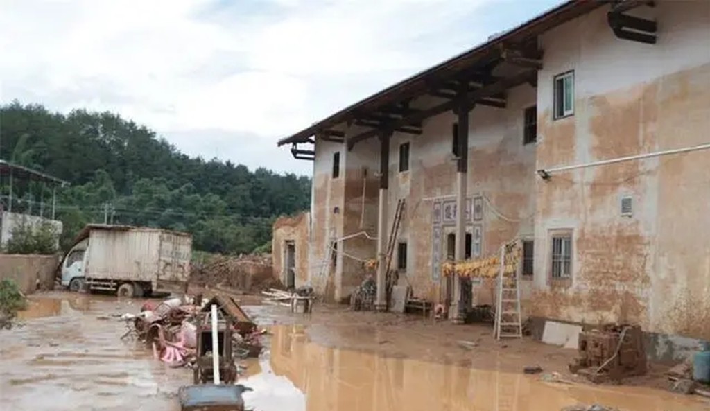 洪水退去後的村莊，四處都是瘀泥。