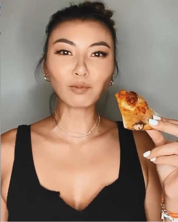 王丽嘉昨晚「深宵放毒」un住食Pizza。