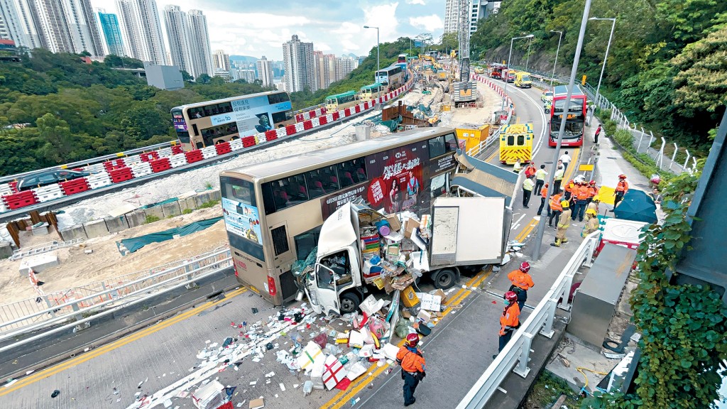 九巴與貨車迎頭相撞後,貨車內大量貨物及雜物掉出,散落一地。
