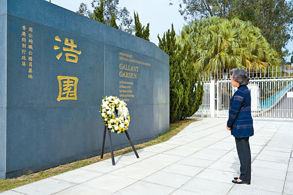 楊何蓓茵清明節拜祭因公殉職的公務員同僚。