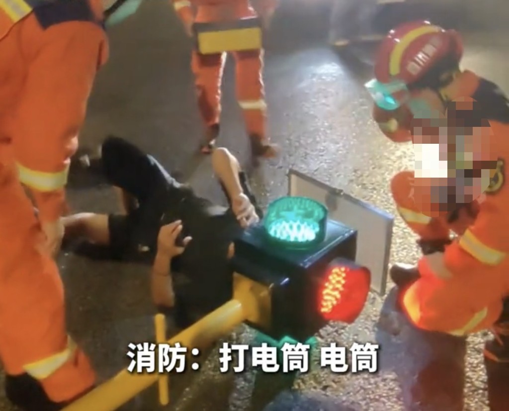 男子騎電動單車不慎撞上臨時紅綠燈,頭部卡進燈柱。封面新聞 男子騎電動單車不慎撞上臨時紅綠燈,頭部卡進燈柱。封面新聞