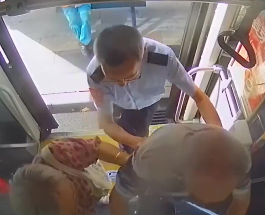 深圳巴士司机护送揸拐杖长者上车。