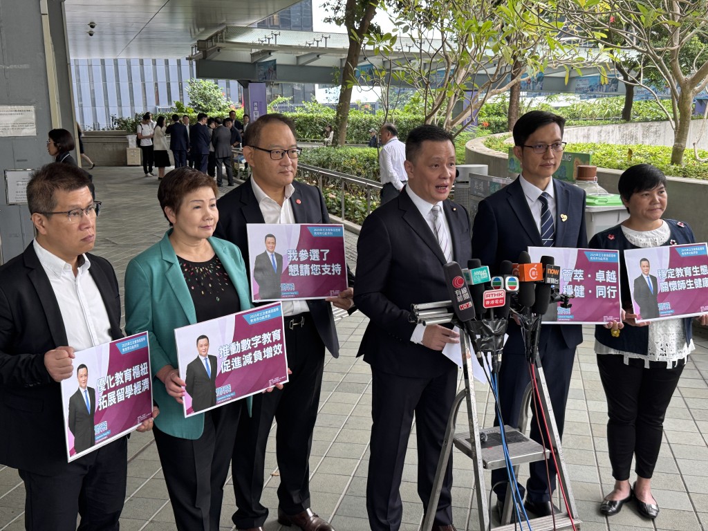 鄧飛表示希望憑藉過去4年的立法會工作經驗,焦熟悉議題,以應對當前教育界面臨挑戰。 鄧飛表示希望憑藉過去4年的立法會工作經驗,焦熟悉議題,以應對當前教育界面臨挑戰。
