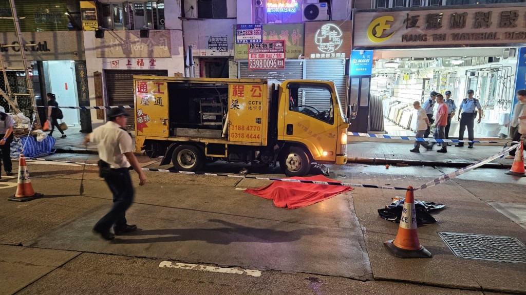 男子墮樓後撞到路邊貨車車頂,再彈落地重創不治。 男子墮樓後撞到路邊貨車車頂,再彈落地重創不治。