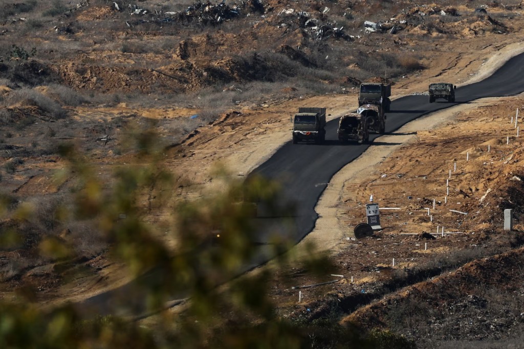 以軍與哈馬斯衝突持續，有以軍軍車前往加沙途中。路透社 