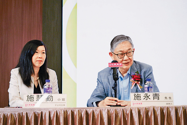 中原施永青（右）表示，現時樓市「偏熱」，但不至於「病態」。旁為施慧勤。