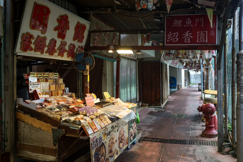 店舖主要位處民生區商場及港鐵站，近年整體生意下跌兩成至三成，近羅湖一帶跌約三成，市區及港島則跌約兩成。