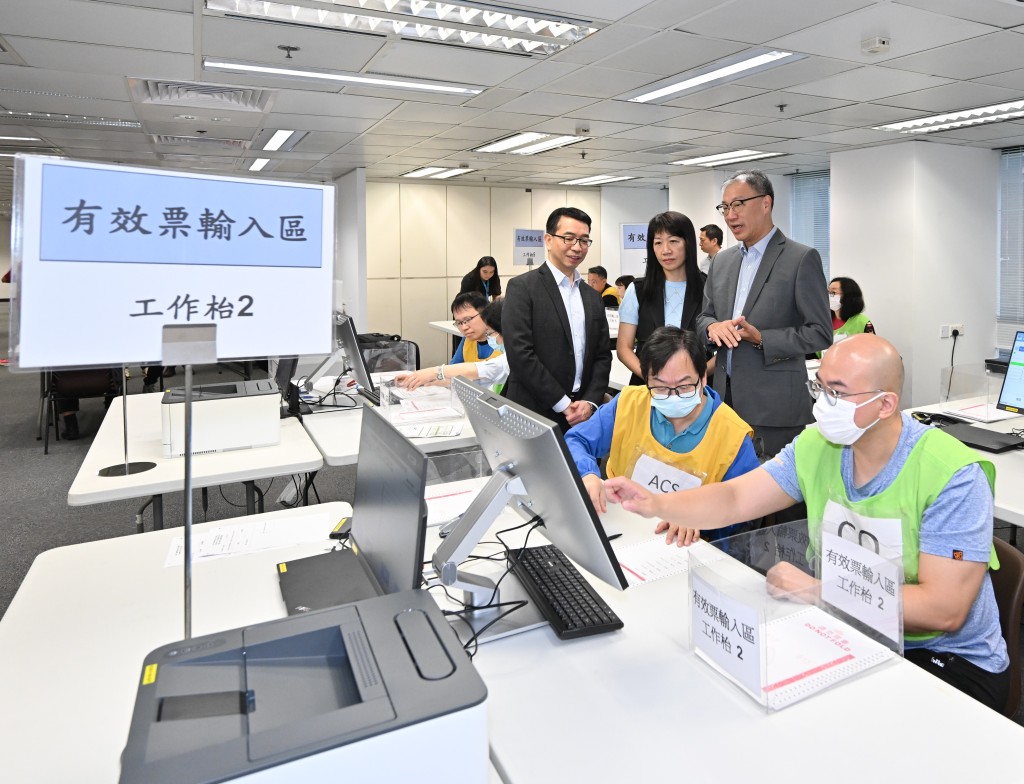 陸啟康視察中央點票站工作人員的實習訓練，了解一旦啓動後備應急點票方案時，工作人員如何運用相關系統快速輸入各候選人的得票。