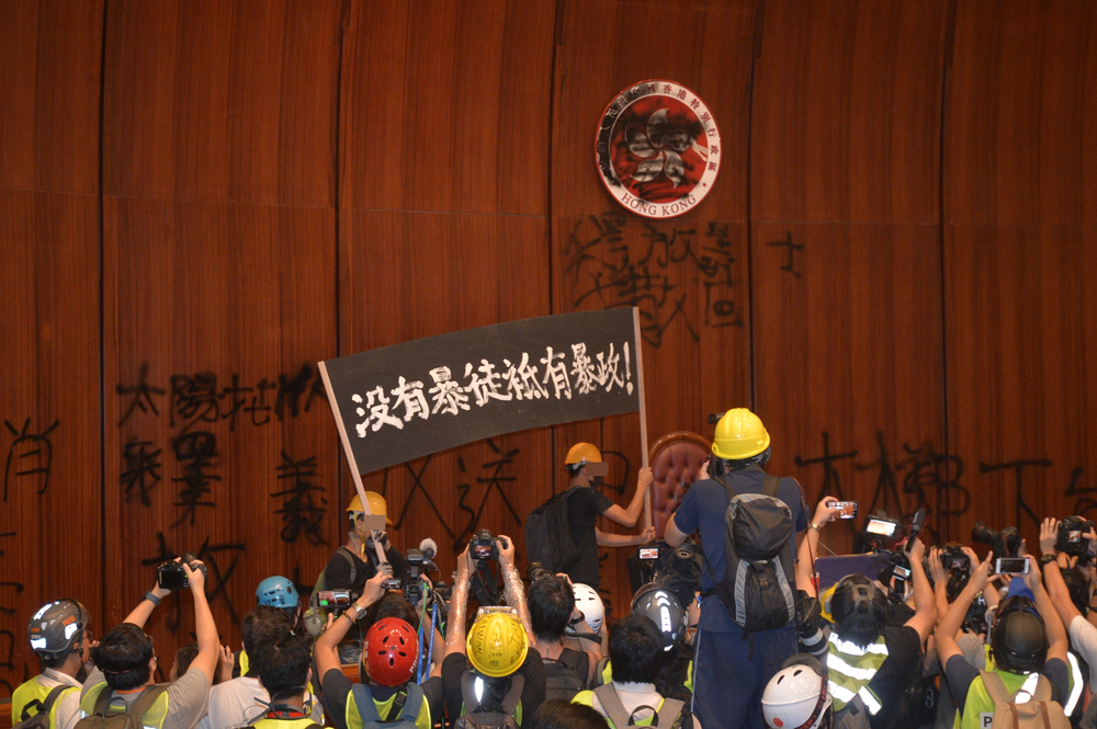 去年7月1日多名示威者闖入立法會破壞。資料圖片