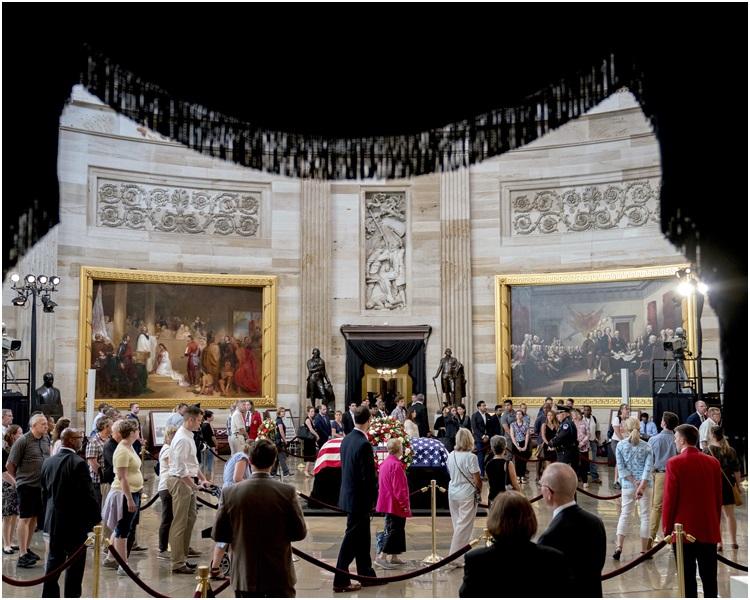 數以萬計的民眾在國會大樓外排長龍入內弔唁。 AP  