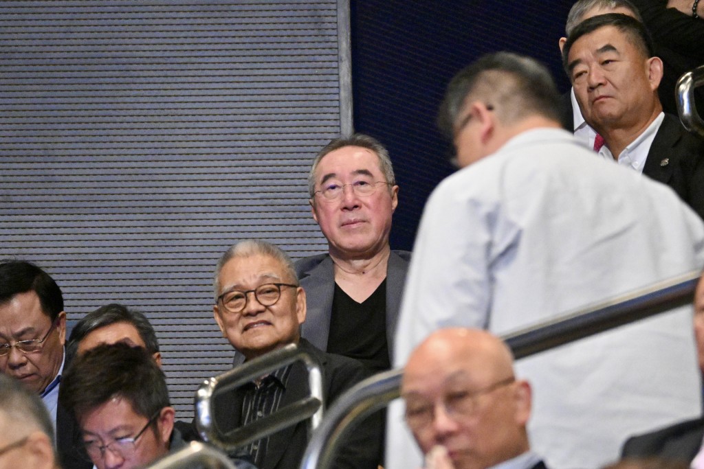 多名選委亦有到場,包括全國政協常委唐英年。 多名選委亦有到場,包括全國政協常委唐英年。