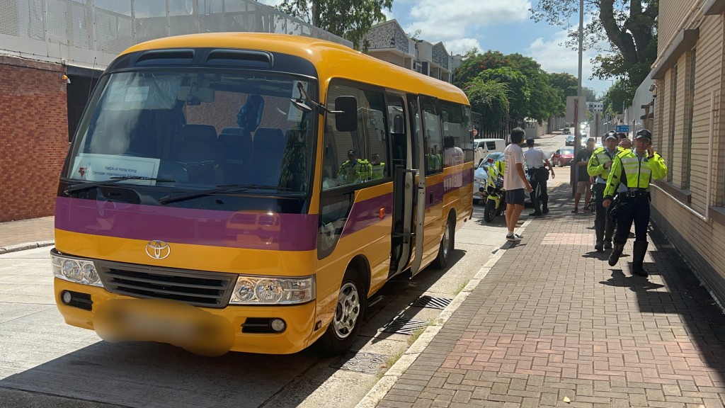 校巴撞向私家車尾，女司機昏迷送院。林思明攝