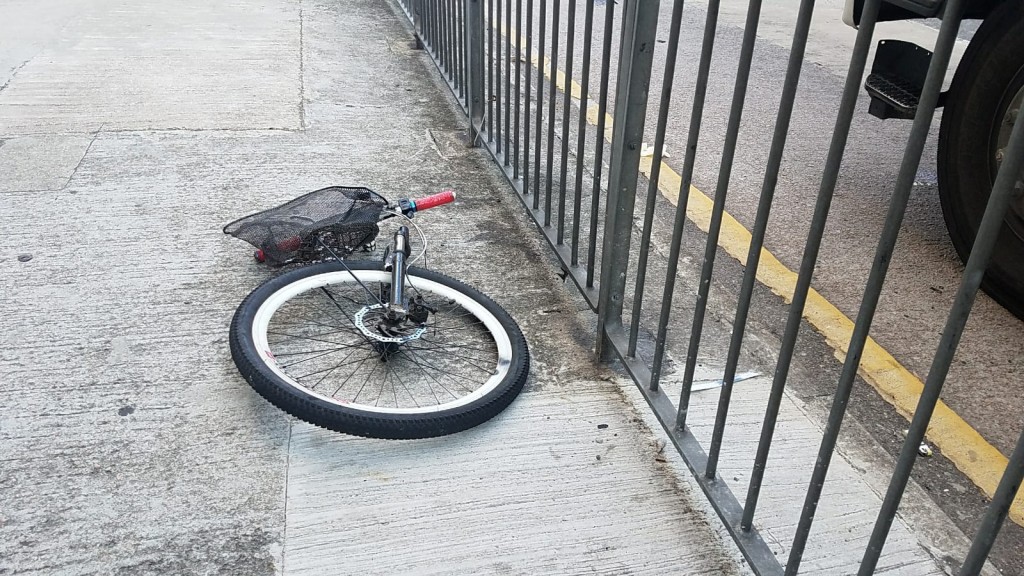 單車被撞飛。