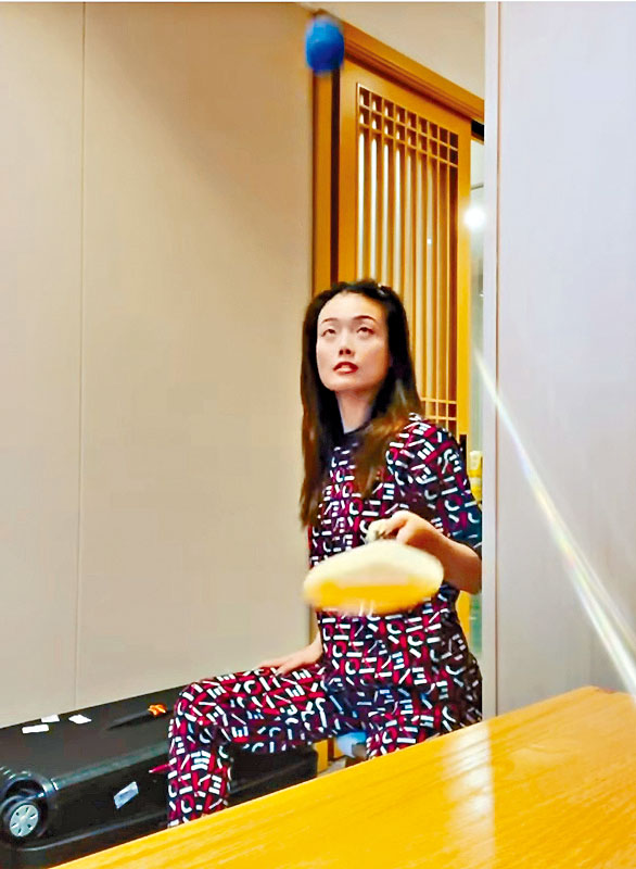 祖兒素顏打板球，蝦碌引網民爆笑。