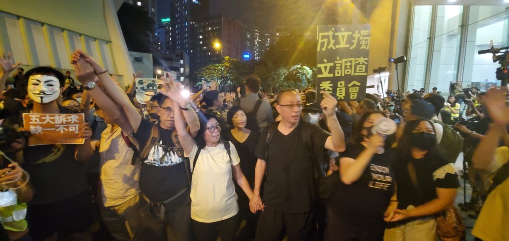 大批人士在場外走出馬路示威。