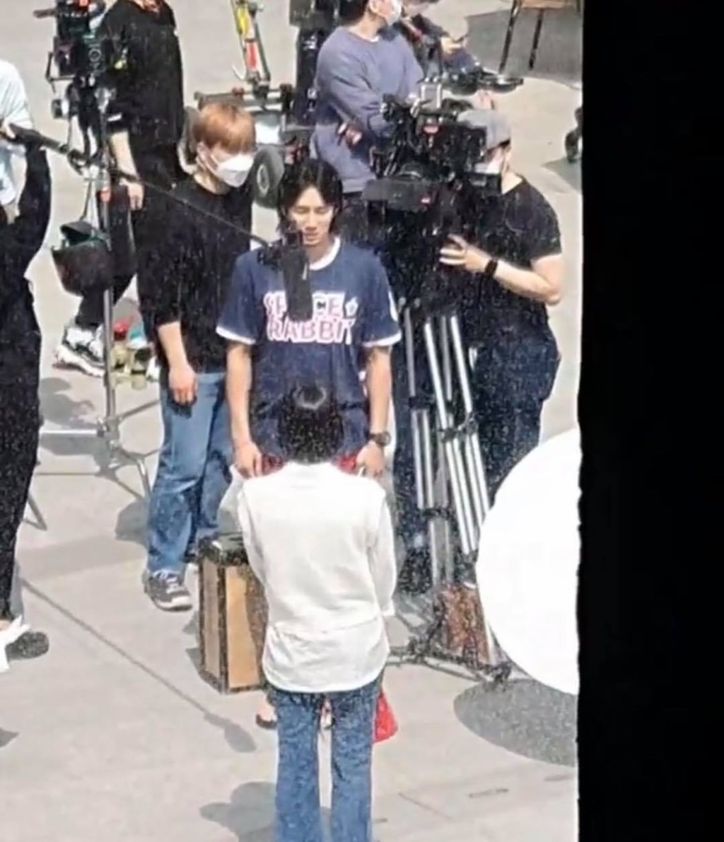 安普賢以中分髮型加休閒Look登場。