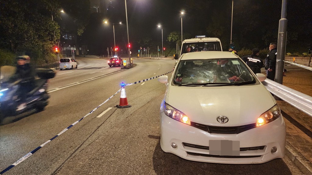警方在青衣西路截停一輛私家車,在司機位車門位置檢獲10多包懷疑K仔。黎志偉攝