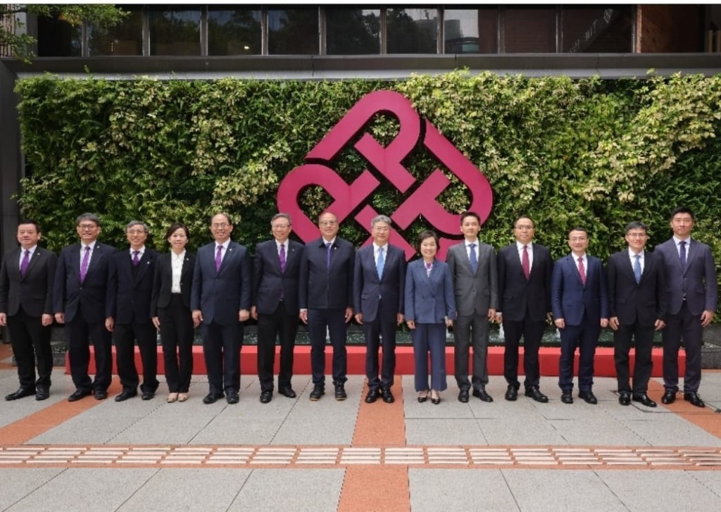 國家教育部副部長吳岩博士（右七）率團到訪理大，隨團代表包括香港特別行政區政府教育局局長蔡若蓮博士（右六）、國務院港澳事務辦公室四局副局長陳偉先生（右五）、國家教育部國際合作與交流司司長兼港澳台辦公室主任楊丹博士（右四）、國家教育部高等教育司司長周天華博士（右三）、中聯辦教科部部長王偉明教授（右二）等，並與理大代表包括校董會主席林大輝博士（左七）、校長滕錦光教授（左六）、常務及學務副校長黃永德教授（左五）、行政及拓展副校長盧麗華教授（左四）、副校長（教學）黃國賢教授（左三）、副校長（研究及創新）趙汝恒教授（左二）以及副校長（學生及環球事務）楊立偉教授（左一）於理大主校門合照。