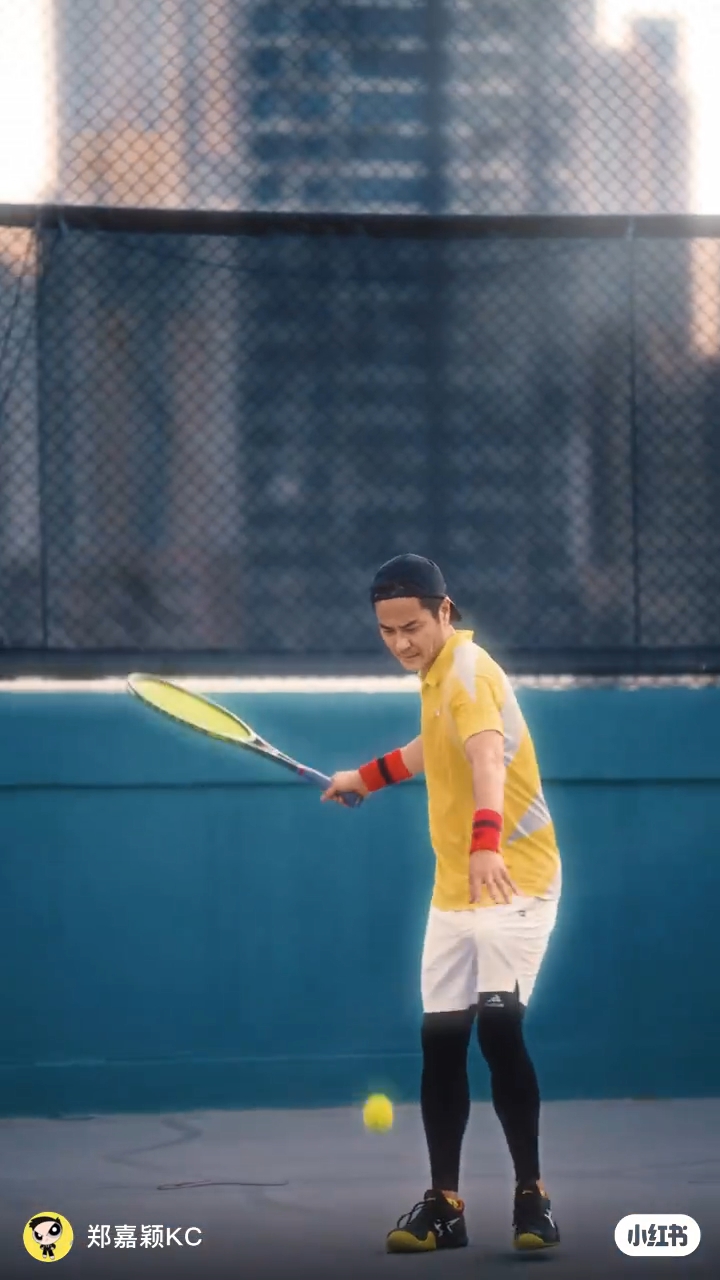 鄭嘉穎前日貼新片，也是與網球有關。