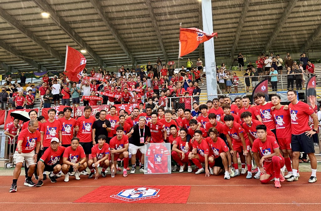 冠忠南區隊長佐佐木周今季首次披甲,完成第157次代表冠忠南區上陣,成為球會隊史上陣次數最多的球員,賽後獲球會送贈紀念球衣。楊駿堯攝 冠忠南區隊長佐佐木周今季首次披甲,完成第157次代表冠忠南區上陣,成為球會隊史上陣次數最多的球員,賽後獲球會送贈紀念球衣。楊駿堯攝