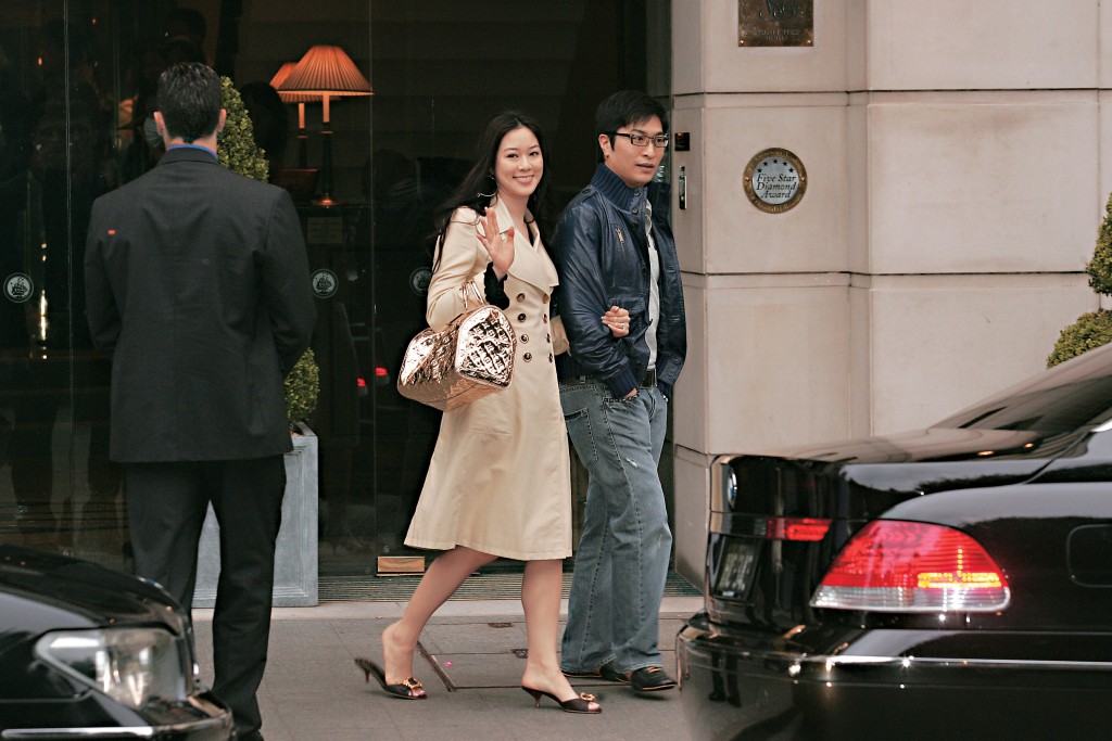 徐子淇2007年与李家诚在澳洲结婚，新婚翌日就拿着LV Mirror Collection Golden Speedy与老公外出。
