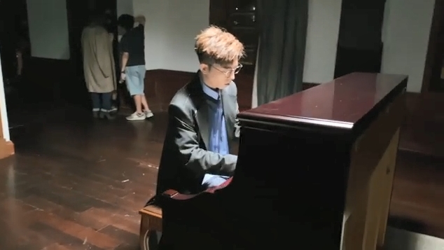 Edan趁工作人員Set機時走去彈琴。