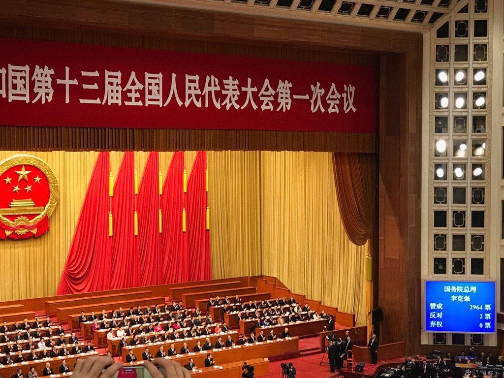 李克強獲2票反對,2964票下連任國務院總理。張言天攝