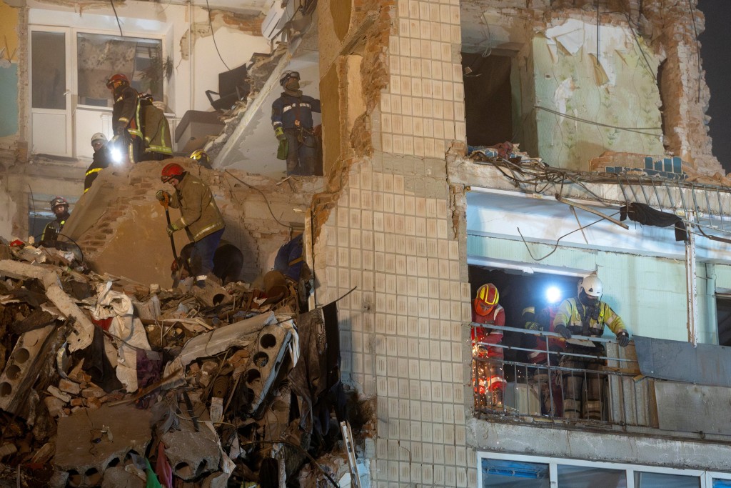 俄罗斯深夜狂轰乌克兰西部，有住宅大楼遭击毁。路透社