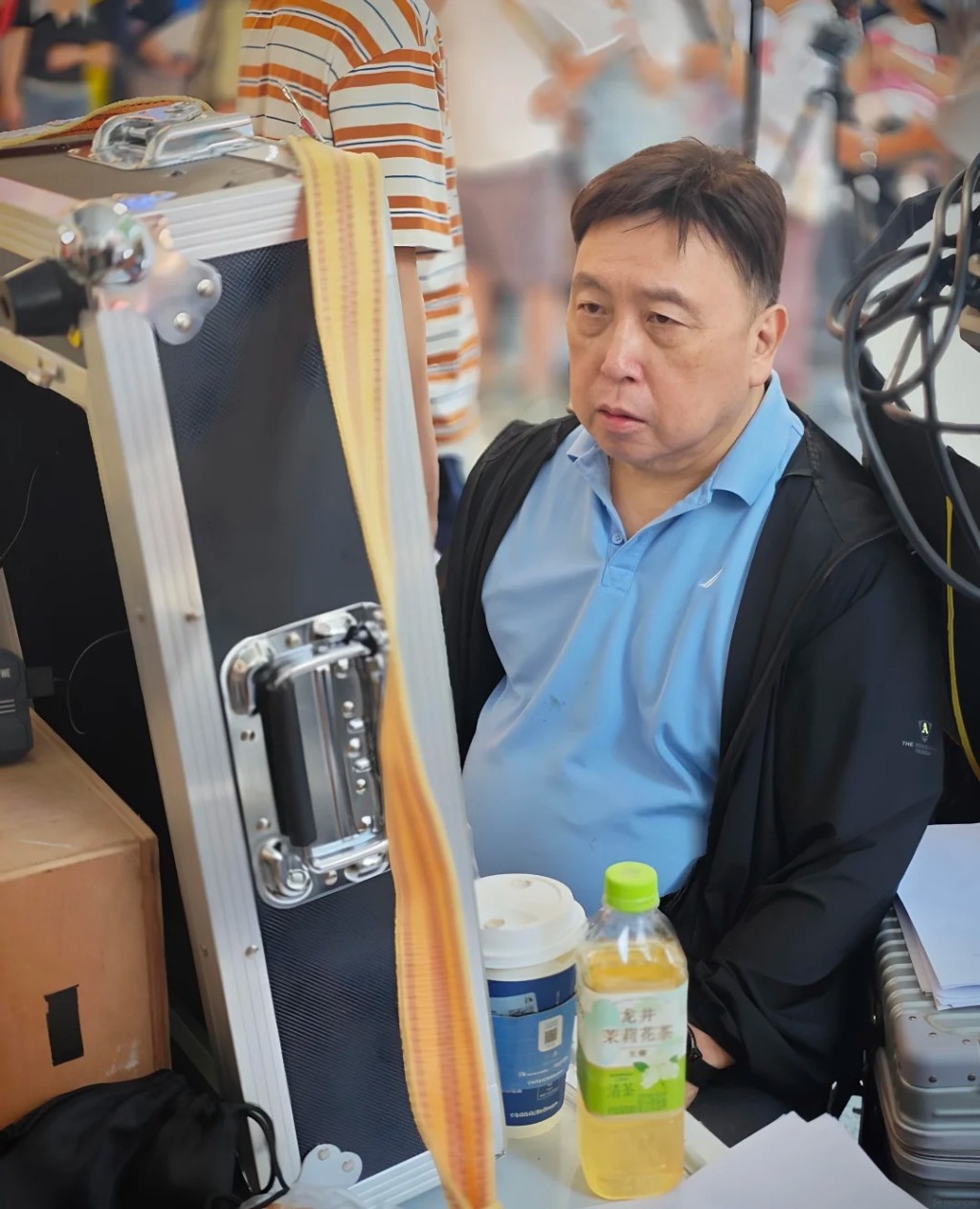 王晶在廣州街頭執導新戲，神情略顯疲憊，健康狀況再成焦點。