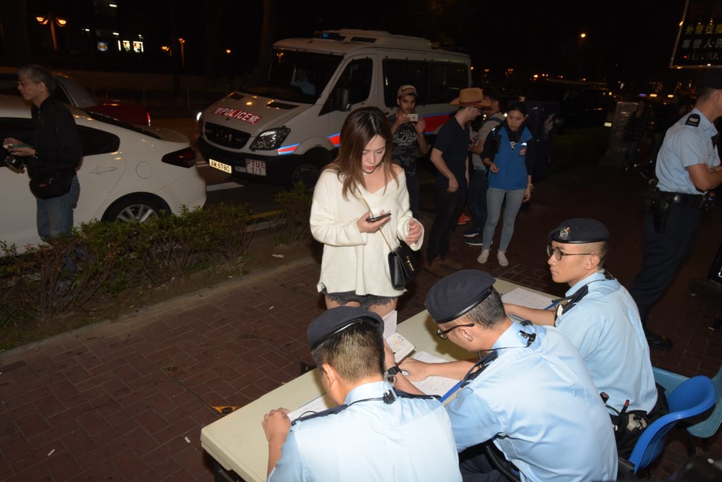警員在嘉芙中心地下大堂位置設置臨時指揮中心。
