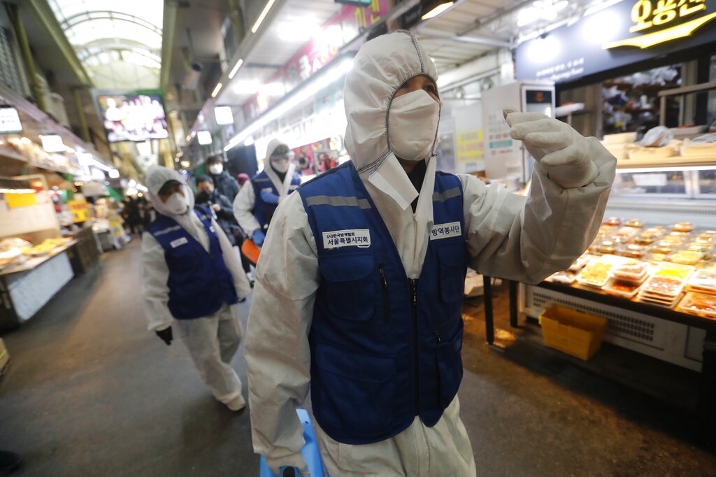 南韓首爾市面加強清潔。AP
