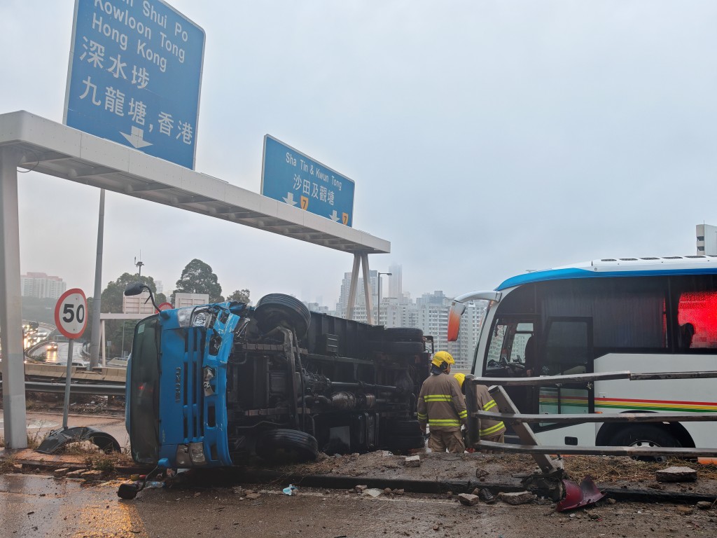 貨車翻側，旅遊巴及時停下。