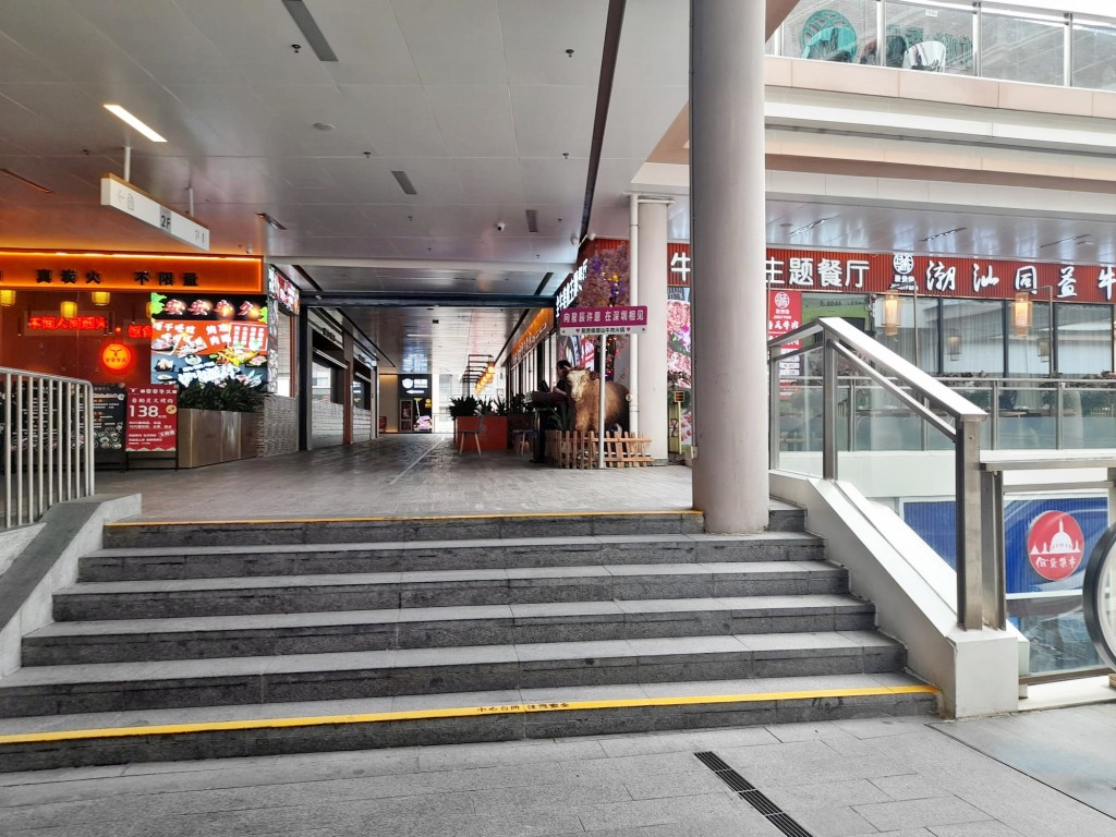 「红山6979」商场采用半露天设计，属非一般的深圳大商场。