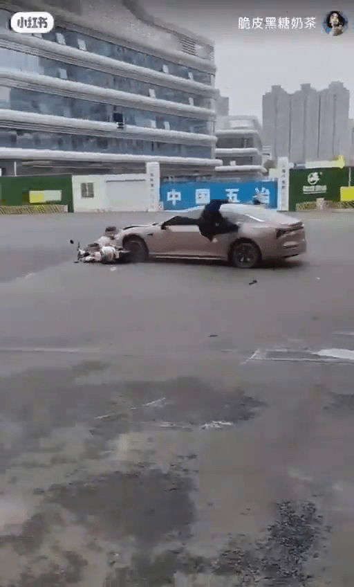 狂徒驾车后退后，撞向一辆电单车，铁骑被撞飞。