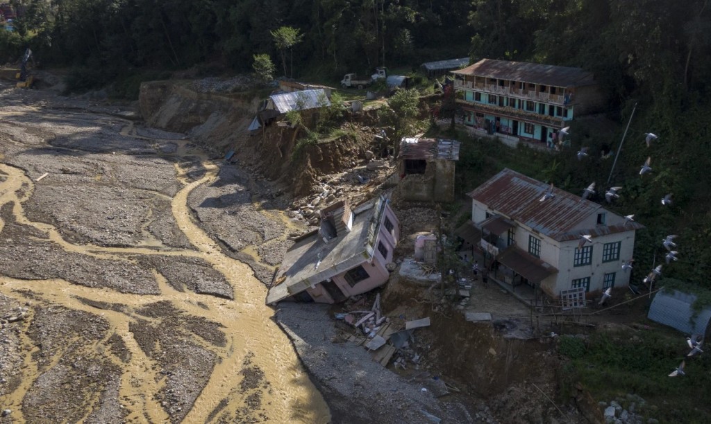 尼泊尔雨灾造成洪水及泥石流，已导致233人死亡。美联社