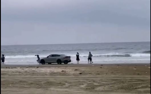 车辆高速撞向游人，该女子曾企图避开。