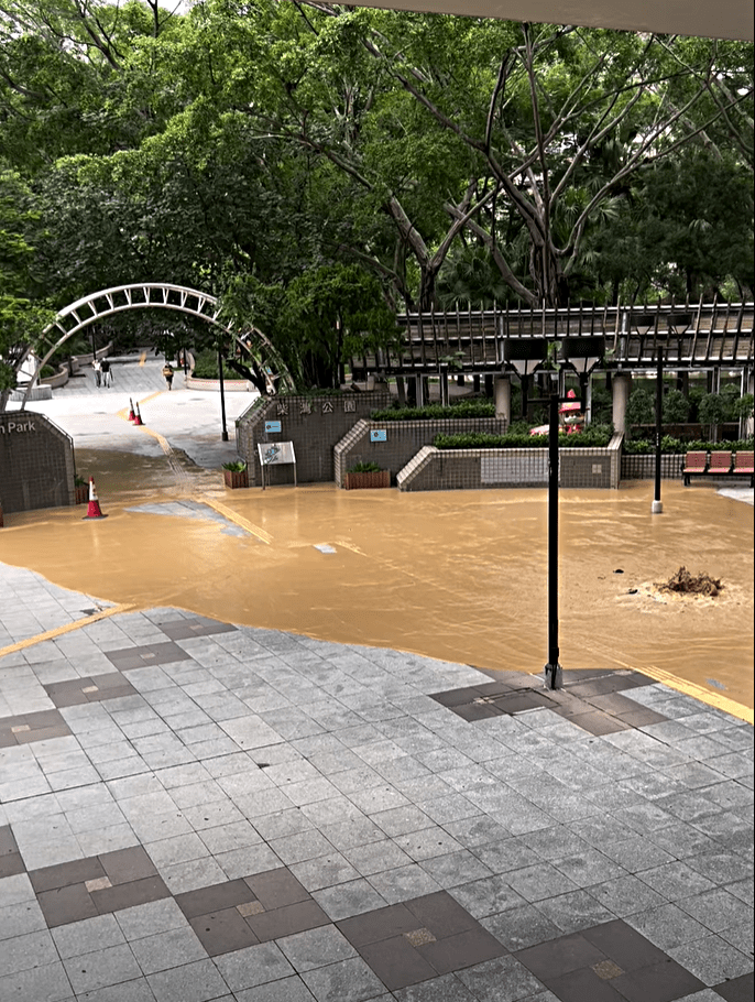 柴灣公園爆水管。fb：柴灣小西灣關注組 2.0