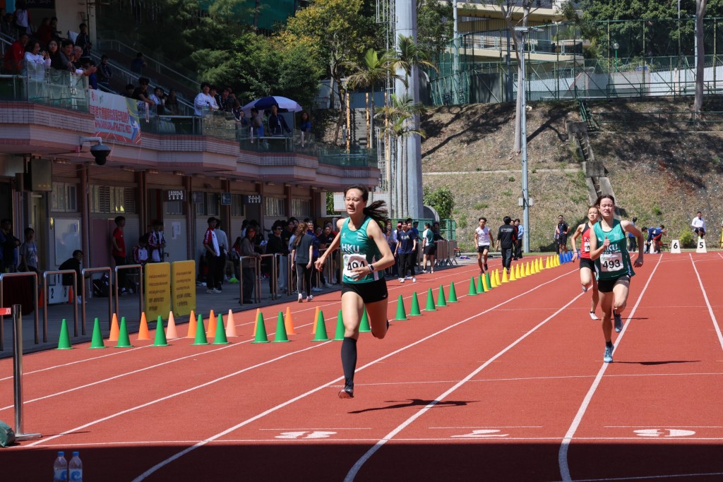 女子400米决赛，港大的马颖雯（前）以57秒24夺冠，队友徐颖恩以58秒36夺亚。徐嘉华摄