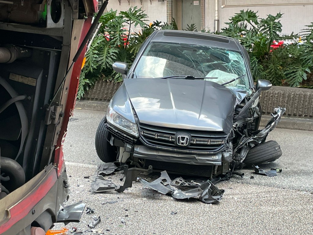 私家車車上的安全氣袋亦彈出。林賓尼攝 私家車車上的安全氣袋亦彈出。林賓尼攝