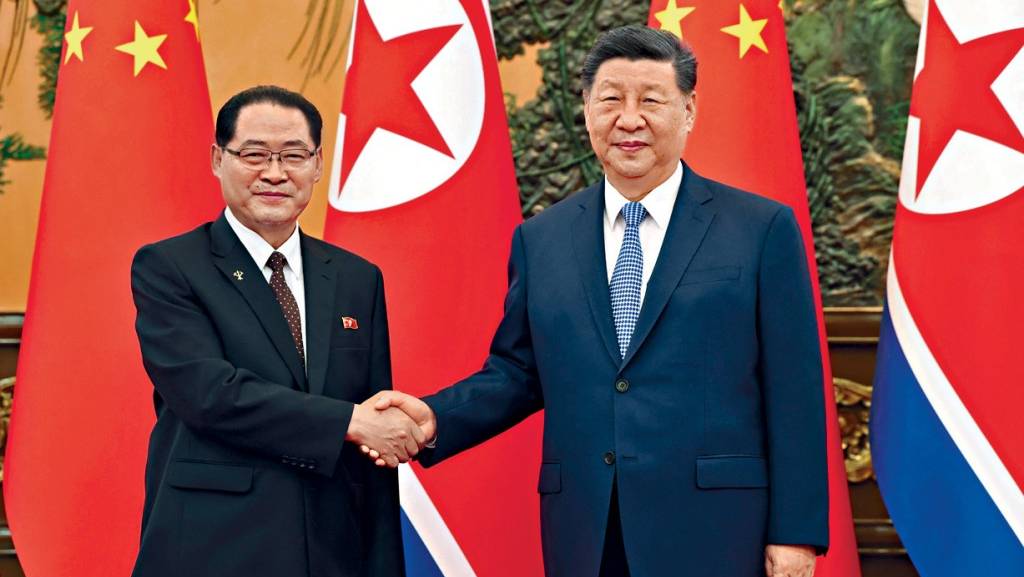 国家主席习近平昨在北京人民大会堂会见北韩内阁总理朴泰成。 路透社