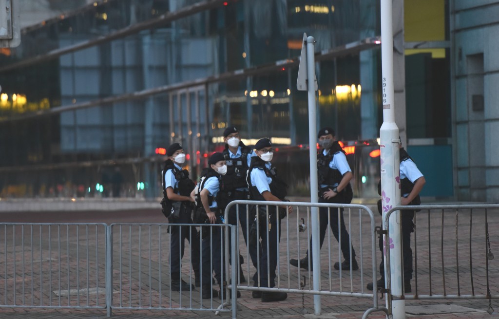 多名機動部隊人員在金紫荊廣場外一帶戒備。