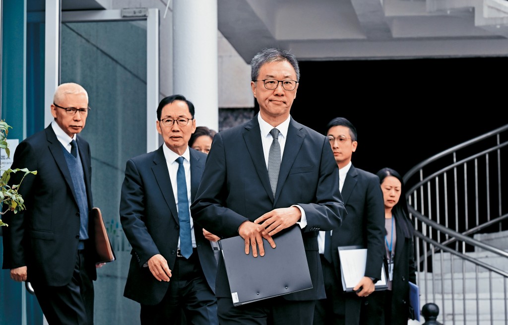 宏福苑大火獨立委員會昨在中環愛丁堡廣場展城館舉行指示會議，委員會主席兼法官陸啟康、委員陳健波及歐陽伯權均有出席。