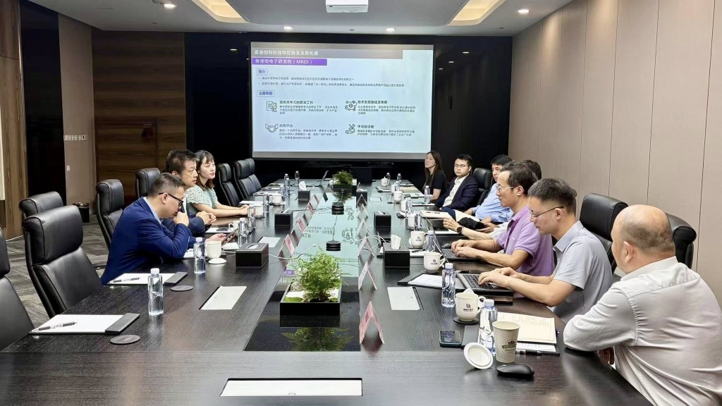 創新科技及工業局副局長張曼莉(左三)考察一家高端半導體晶片企業,並聽取該企業代表介紹他們在半導體產業鏈方面的全面佈局及前沿技術,及探討在香港發展的可行性。創新科技及工業局FB圖片 創新科技及工業局副局長張曼莉(左三)考察一家高端半導體晶片企業,並聽取該企業代表介紹他們在半導體產業鏈方面的全面佈局及前沿技術,及探討在香港發展的可行性。創新科技及工業局FB圖片